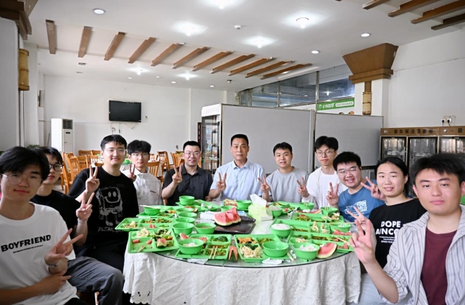 副校长陈磊山与物理与电子工程学院毕业生共进午餐